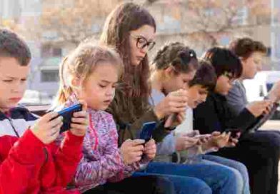 France: ১৫ বছরের কম বয়সীদের জন্য সোশ্যাল মিডিয়া নিষিদ্ধ করছে ফ্রান্স, বিল পাস অ্যাসেম্বলিতে