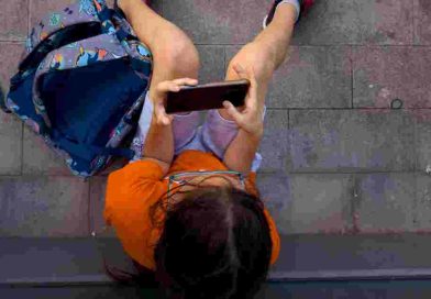 ১৬ বছরের কম বয়সীদের জন্য সোশ্যাল মিডিয়া নিষিদ্ধ করলো স্পেন