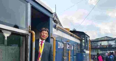 Sarita Yolmo: টয় ট্রেনের ইতিহাসে প্রথম মহিলা টিটিই, ইতিহাস গড়লেন গোর্খা-কন্যা সরিতা