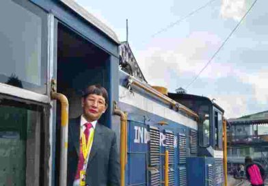 Sarita Yolmo: টয় ট্রেনের ইতিহাসে প্রথম মহিলা টিটিই, ইতিহাস গড়লেন গোর্খা-কন্যা সরিতা