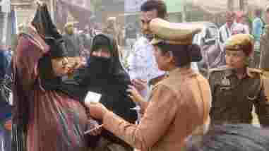 বুথের বাইরে বোরখা খুলে সচিত্র পরিচয়পত্রের সঙ্গে মুখ মিলিয়ে দেখবেন ভোটকর্মীরা