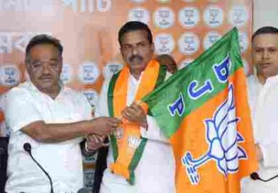 Santosh Pathak: নির্বাচনের আগেই ভাঙন কংগ্রেসে, পদ্ম-শিবিরে যোগ সন্তোষ পাঠকের