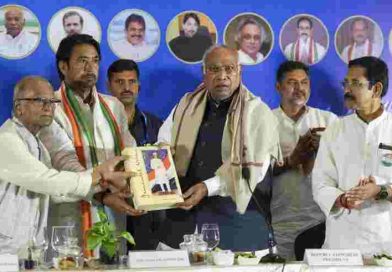 পশ্চিমবঙ্গে কংগ্রেসের ইস্তেহার প্রকাশ, মহিলাদের মাসিক ২০০০ টাকা-সহ একাধিক বড় প্রতিশ্রুতি