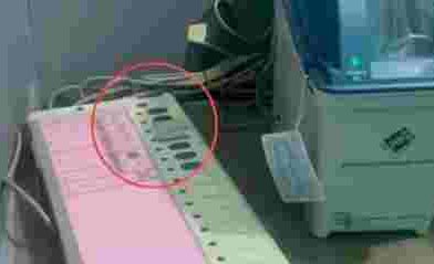 ইভিএমের পদ্ম বোতামে ‘টেপ’ লাগানো! পুনর্নির্বাচনের দাবি গেরুয়া শিবিরের