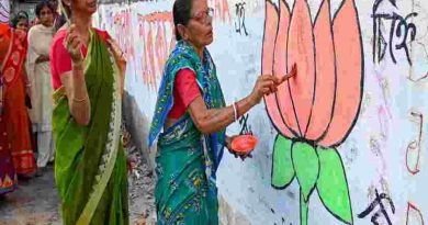 বাড়ির দেওয়ালে পদ্মফুল থাকলে বন্ধ ‘লক্ষ্মীর ভাণ্ডার’? মেমারিতে তৃণমূল নেত্রীর মন্তব্যে তীব্র বিতর্ক