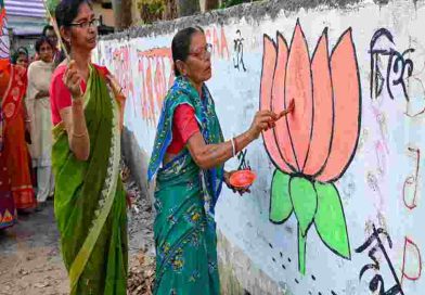 বাড়ির দেওয়ালে পদ্মফুল থাকলে বন্ধ ‘লক্ষ্মীর ভাণ্ডার’? মেমারিতে তৃণমূল নেত্রীর মন্তব্যে তীব্র বিতর্ক