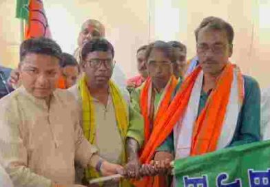 ভোটের মুখে দলবদল, তৃণমূল ছেড়ে বিজেপিতে হলধর ও অমর মাহাতো